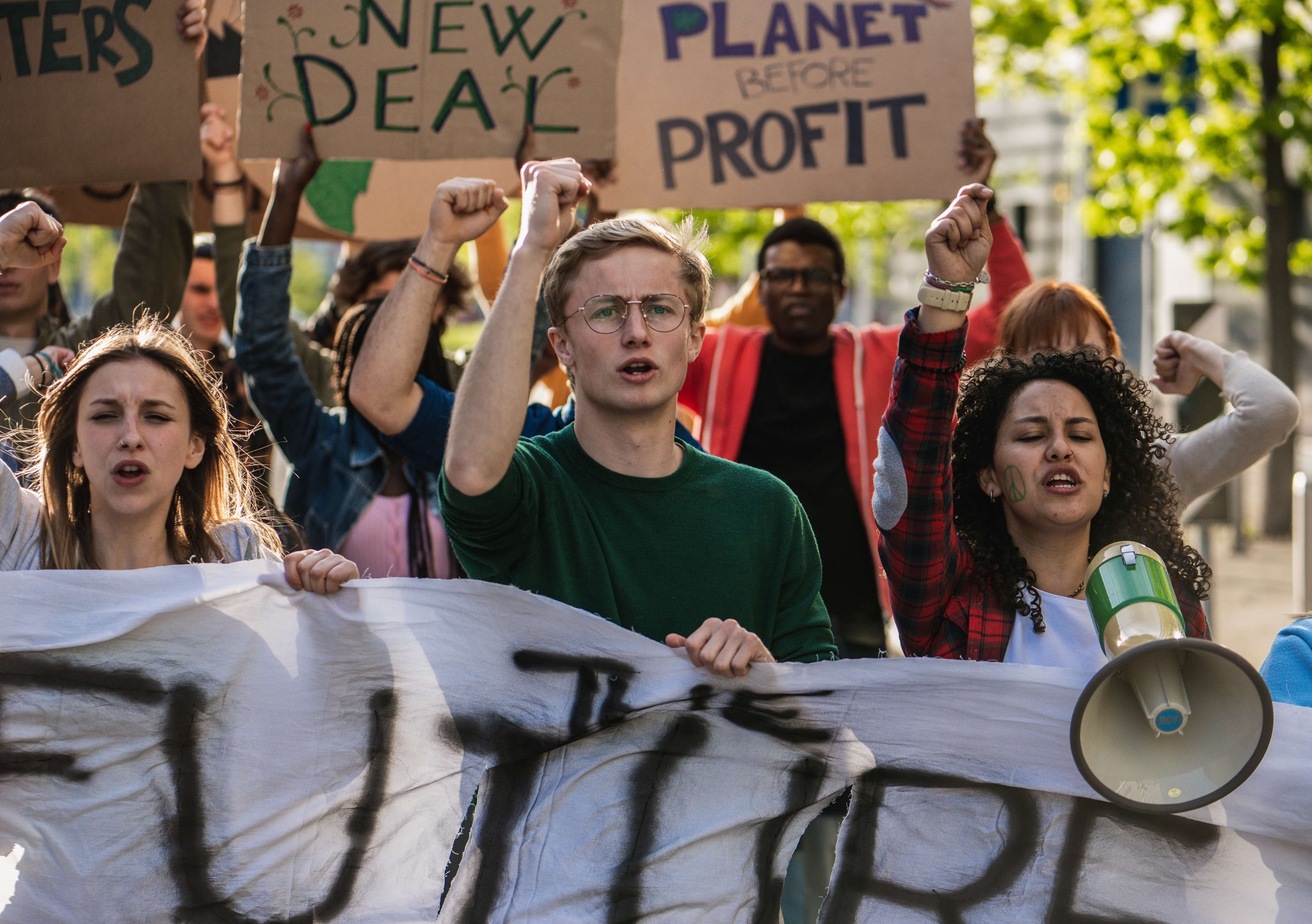 Gli ambientalisti manifestano contro i combustibili fossili