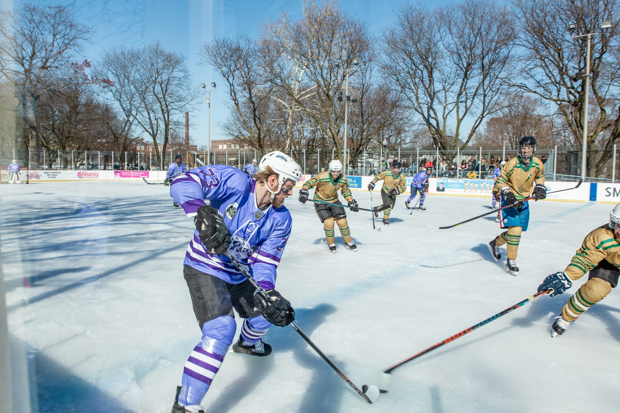 Guardare l’hockey, aiutare una pista di hockey del quartiere