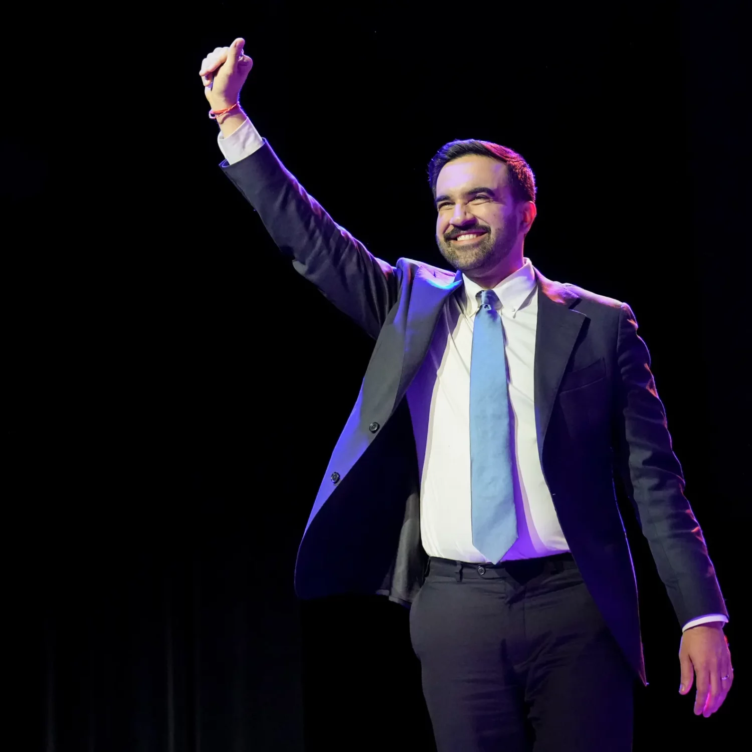 Un sindaco di 34 anni per New York: ha vinto Zohran Mamdani